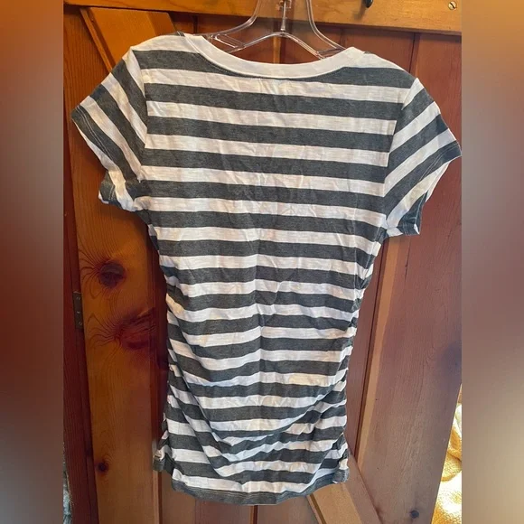 Guess women’s rouched v-neck t-shirt. Flattering fit. Large. Striped. New w/tags - Picture 3 of 3